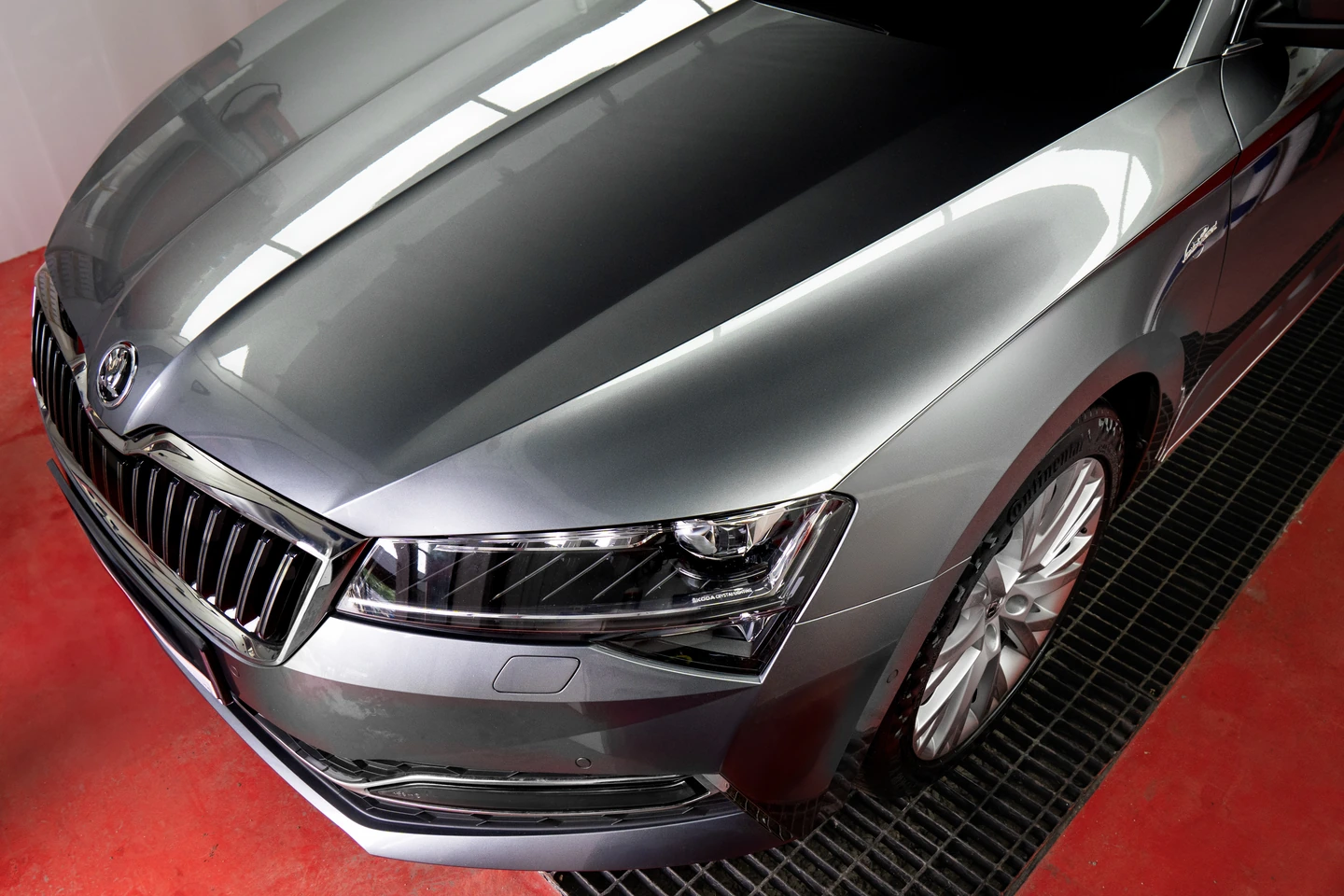 Porównanie wyglądu lakieru w oświetleniu inspekcyjnym z materiałów EcuProject.