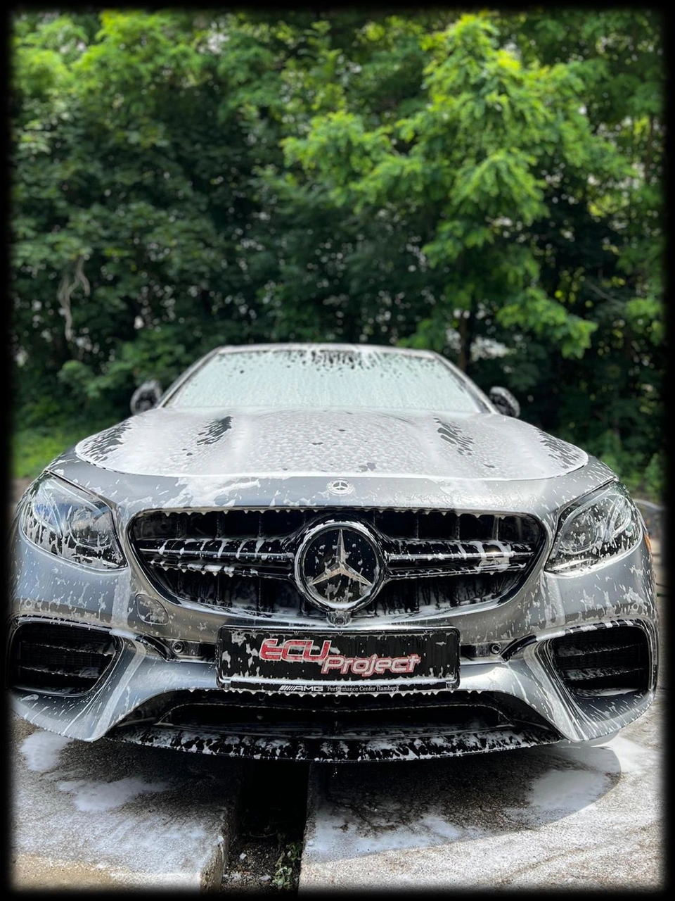 Mercedes podczas mycia — zdjęcie z cennika EcuProject.