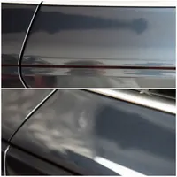 Lakier i listwa drzwi niebieskiego Audi — porównanie wyglądu powierzchni.